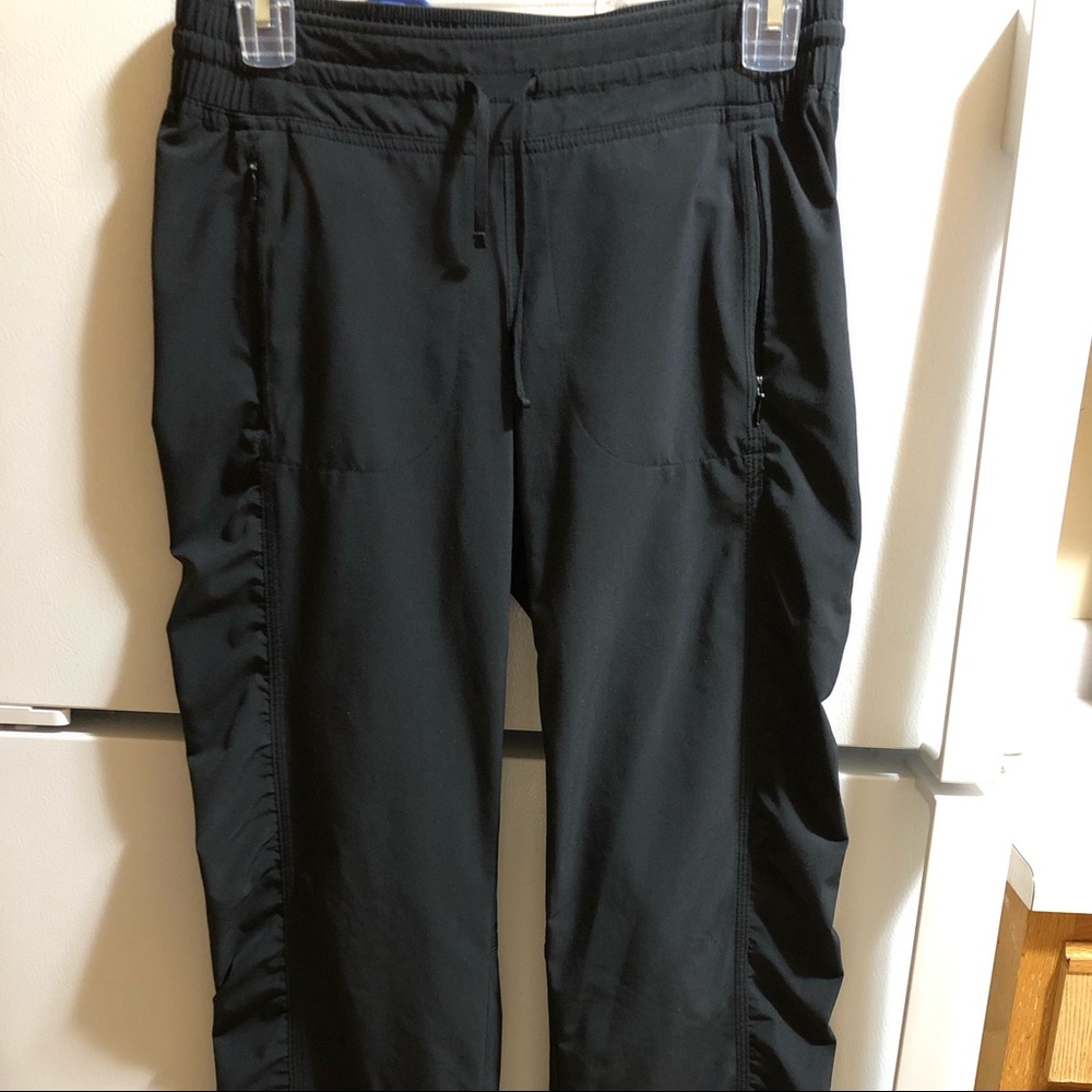 Athleta lightweight “La Viva” joggers/athletic